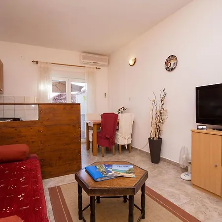 Apartman Ruhiges Mit Terrasse In Strandnaehe By Interhome Zadar