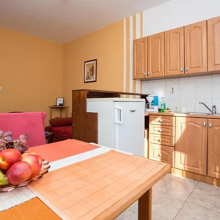 アパート Ruhiges Mit Terrasse In Strandnaehe By Interhome ザダル