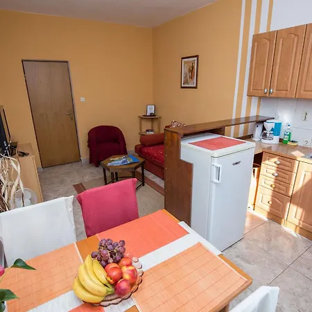 Ruhiges Mit Terrasse In Strandnaehe By Interhome アパート