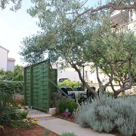 Ruhiges Mit Terrasse In Strandnaehe By Interhome Apartmán