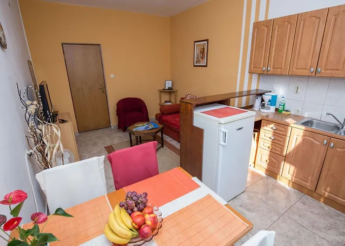 Ruhiges Mit Terrasse In Strandnaehe By Interhome アパート