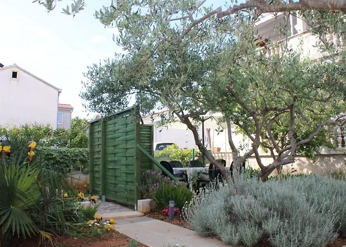 Ruhiges Mit Terrasse In Strandnaehe By Interhome アパート